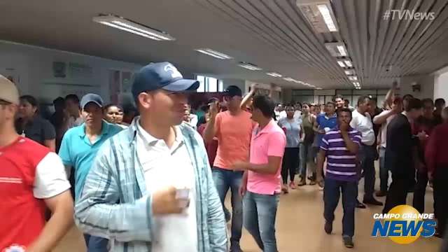 Trabalhadores da JBS protestam na Assembleia