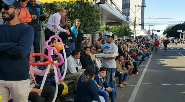 Mesmo com frio, desfile leva milhares ao Centro de Campo Grande