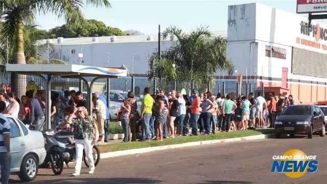 Com produtos a R$ 3, feirão da AACC tem fila quilométrica