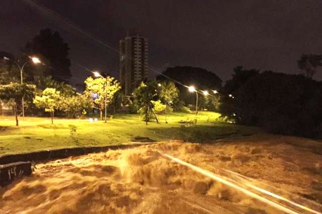 Córrego transborda, invade avenidas e derruba muro de condomínio em Campo Grande