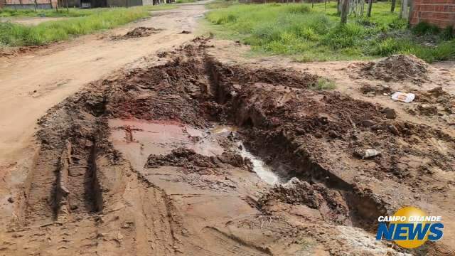 Caminhão de lixo fica 5 horas preso em cratera no Los Angeles