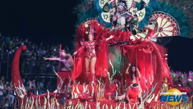 Vídeos dos melhores momentos das escolas que encerraram o desfile na Capital