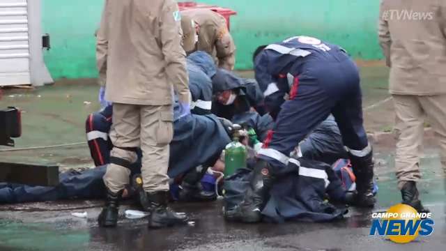 Bombeiros tentam reanimar homem eletrocutado