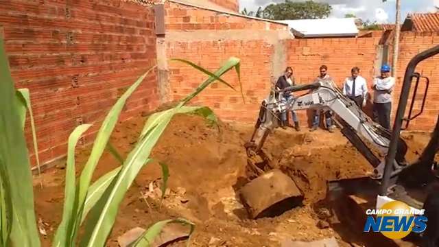 Pedaços de roupa indicam que ossada enterrada é de mecânico desaparecido