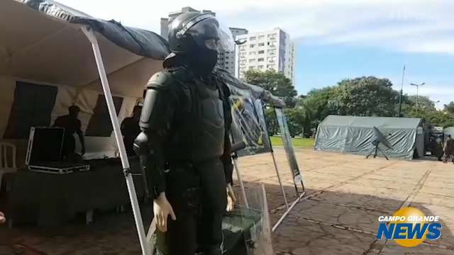 No Dia do Exército, exposição leva materiais militares a praça no Centro