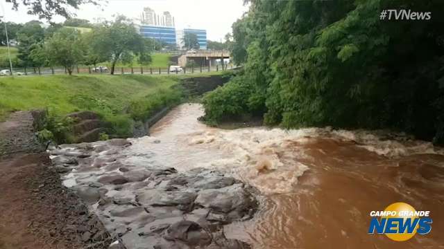 Aguaceiro eleva nível dos córregos em até 3 metros na Capital