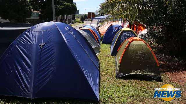 Acampamento na Afonso Pena completa duas semanas e o dobro de barracas