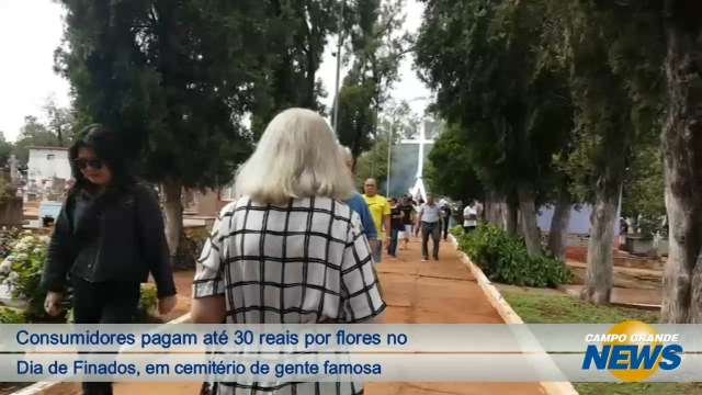 Consumidores pagam até 30 reais por flores em cemitério de gente famosa