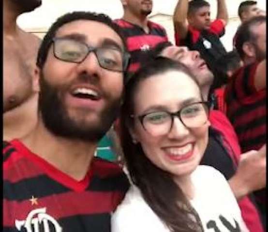 Kaoê e Laura comemorando lua de mel na final da Libertadores