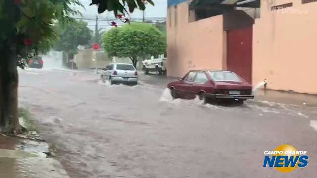 Rua fica alagada durante chuva no Jardim São Lourenço