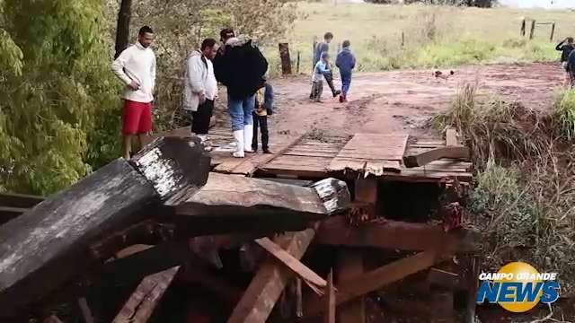 Caminhão desaba com ponte e isola comunidade