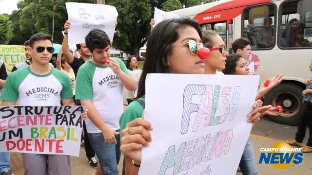 Sem microscópio e bisturi, alunos de medicina da UEMS param por três dias