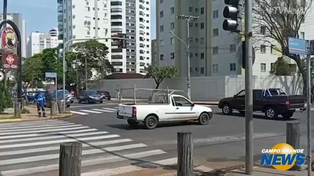 Semáforos em cruzamento no São Francisco sofrem pane e atrapalham trânsito