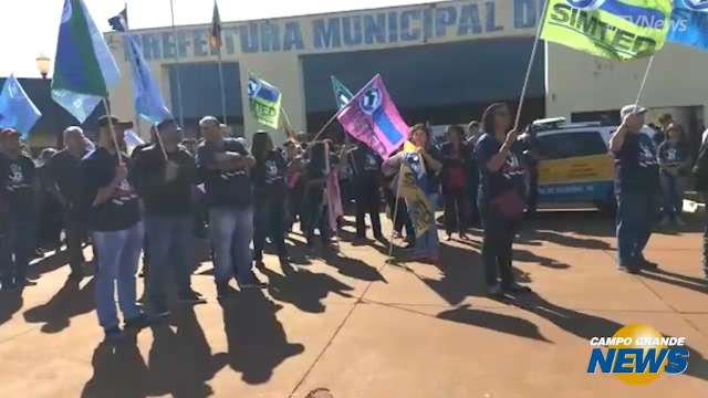 Em greve por reajuste, professores protestam na prefeitura