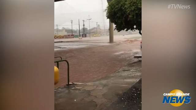 Chuva desta tarde deixou ruas submersas em Paranaíba