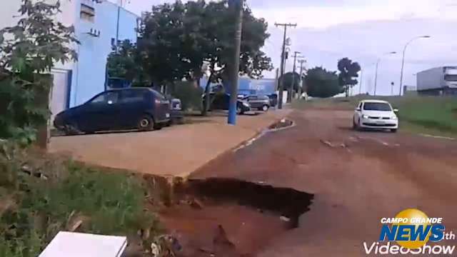 Morador denuncia buraco perigoso em rua do Jardim Panorama