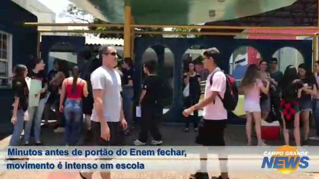 Minutos antes de portão do Enem fechar, movimento é intenso em escola