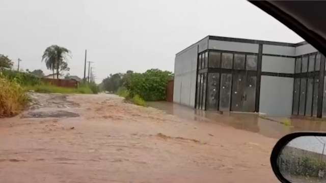 Depois de formar rio na Três Barras, chuva deixa rastro de sujeira nos bueiros