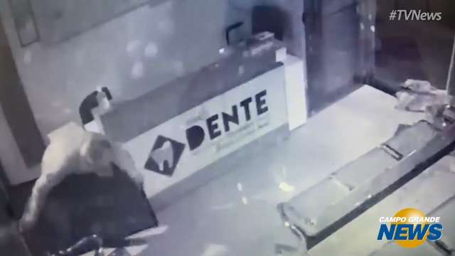 Vídeo mostra momento em que bandido arromba clínica com chutes