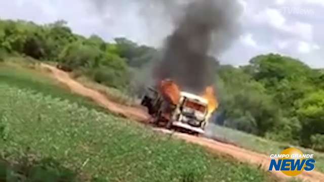 Kombi que transportava 11 estudantes pega fogo em estrada vicinal