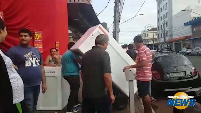 Fretistas “pegam carona” em liquidação no Centro para lucrar