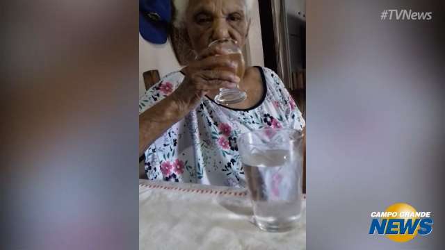 Aos 102 anos, Izaulina nunca trocou a paz e a cervejinha por homem algum