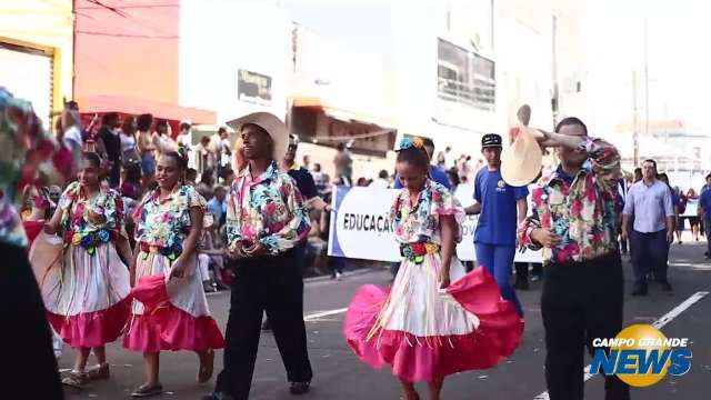 Desfile de aniversário tem música e declarações de amor