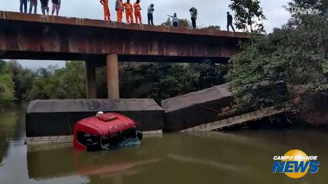 Condutor perde controle e cai em rio com carreta roubada na MS-156