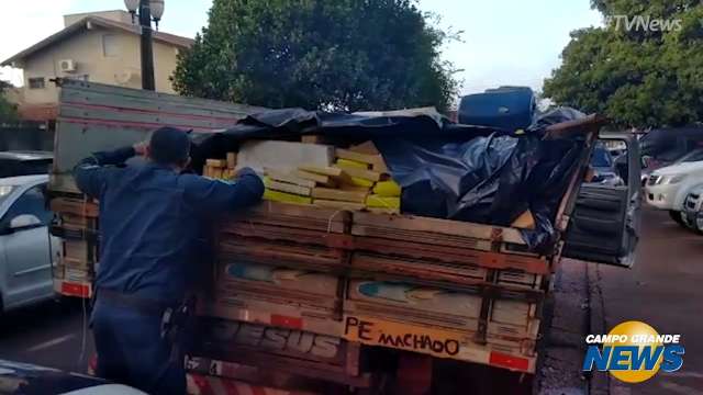 Traficantes abandonam caminhão atolado com quase 5 toneladas de maconha