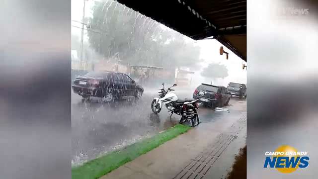 Chuva e ventania no início da tarde deixa Coophavila II em alerta