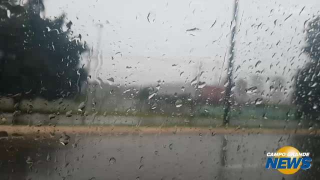 Chuva esvazia as ruas, alivia o calorão e pode permanecer até o meio da semana