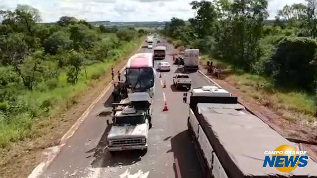 Dois ficam feridos em colisão entre quatro veículos na BR-262