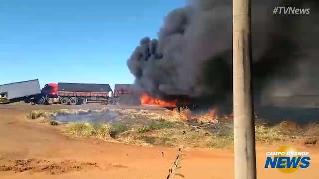 Caminhão pega fogo com motorista dentro na BR-163