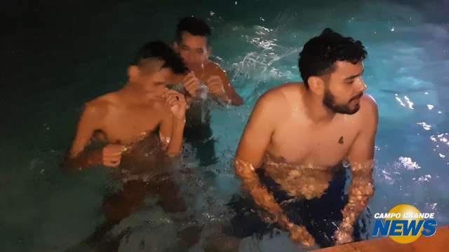 Galera da periferia faz caça ao tesouro na piscina que bomba no meio da semana