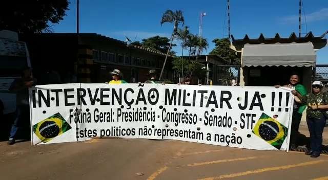 Grupo fecha entrada de distribuidora para pedir intervenção militar