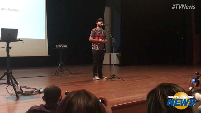 Bráulio Bessa abre apresentação com poesia durante premiação em Campo Grande