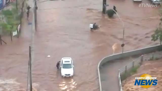 Córrego transbordou e vários veículos ficaram ilhados na Av. Ricardo Brandão