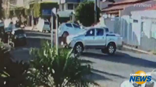 Câmera grava momento de colisão e carro capotando em cruzamento