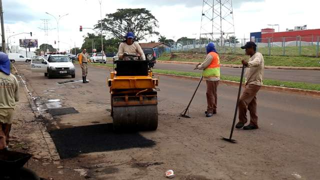 Após reportagem, prefeitura acaba com buracos em frente a hipermercado