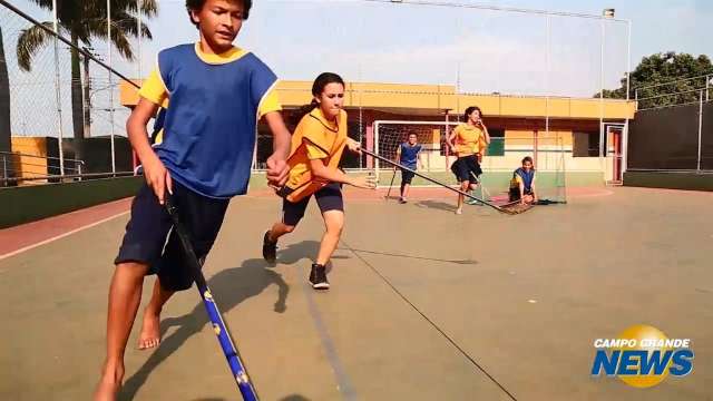 Floorball, esporte caro e novo, atrai crianças na Capital