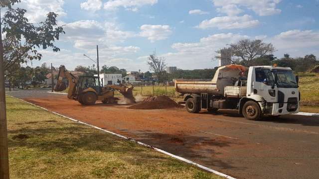 Trecho da Avenida Via Parque é interditado para reparos na rede de água