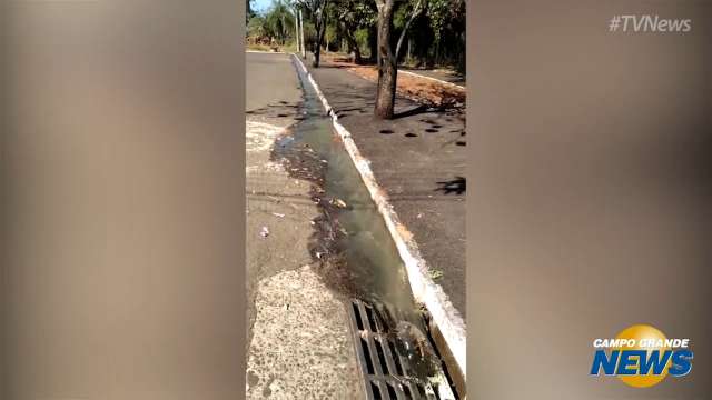 Cano estoura e água de esgoto se espalha por Avenida Orlando Darós