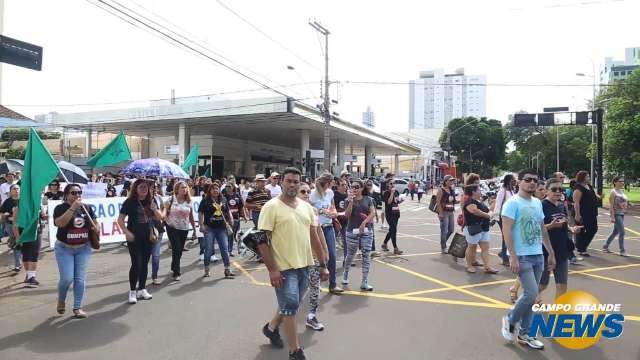 População apoia professores, mas teme por reposição de aulas