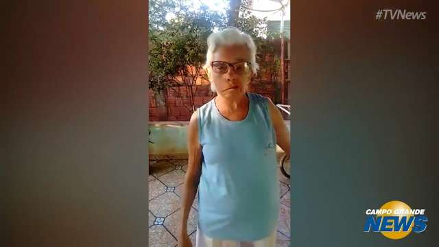 Aos 85 anos, Dona Lucinda canta para ser feliz na vida