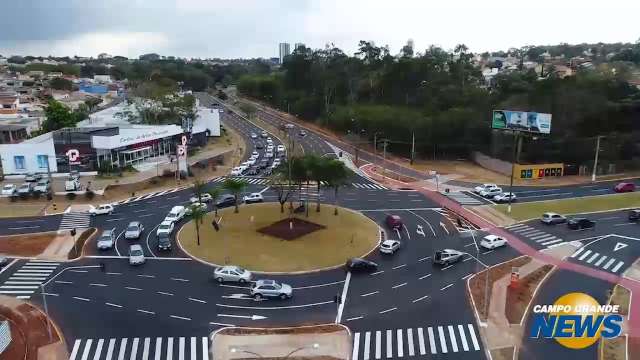 Solução realista: semáforo em rotatória põe fim a tumulto no trânsito