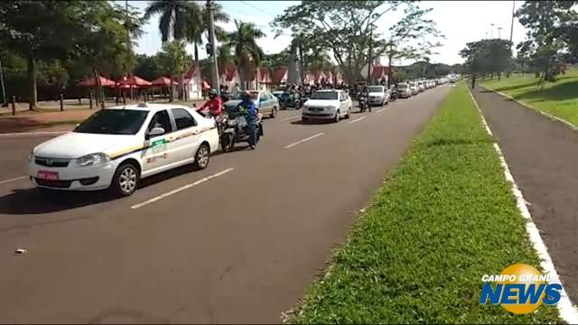 Protesto de taxistas atrapalha trânsito e irrita motoristas