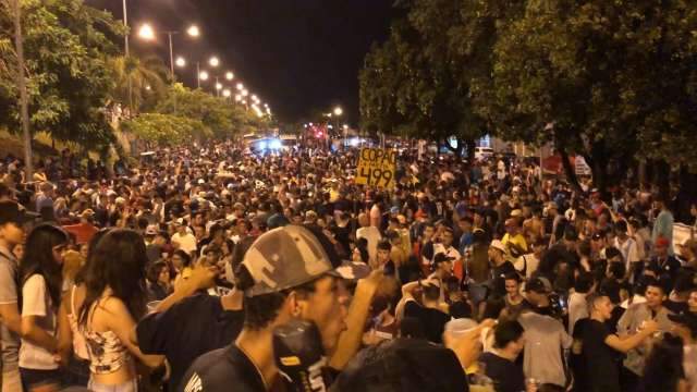 Polícia pega no pé, mas turma faz Carnaval na Orla sob chuva e com muita treta