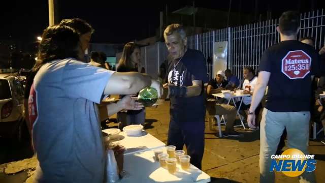 Voluntários levam comida e banho quente a moradores de rua