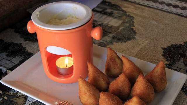 Duas receitas em uma, aprenda a fazer fondue para comer com coxinhas