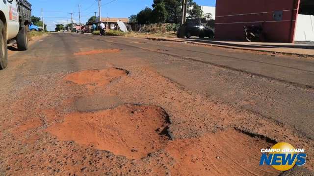 Tomada por buracos, rua tem uma cratera a cada cinco metros